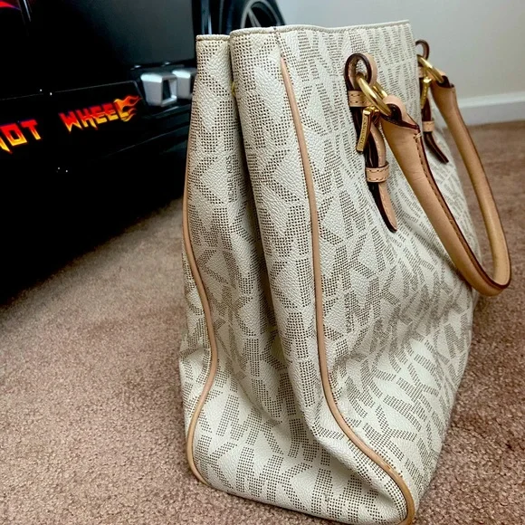 Michael Kors jet set purse - Picture 4 of 10